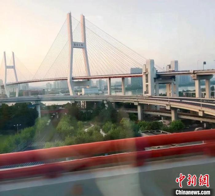 图为杨春霞透过车窗拍摄的清晨的上海。 杨春霞供图 图为杨春霞透过车窗拍摄的清晨的上海。 杨春霞供图