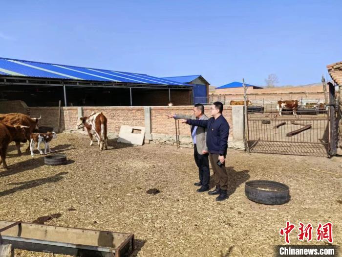 (资料图)图为印明实在桃合木苏木就项目实施成效进行回访。　印明实供图